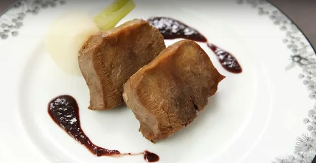 牛タンの赤ワインと味噌ソース